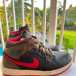 Nike men sneakers must go used light
Wear and tear no box